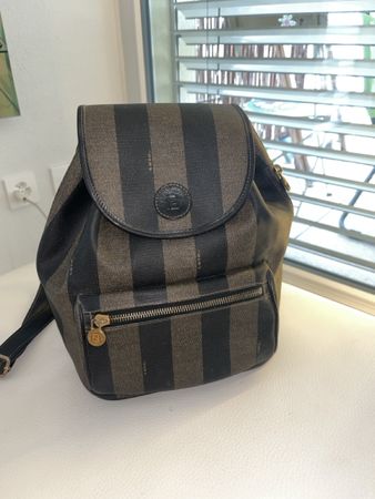 Fendi très joli sac à dos, maroquinerie de qualité 