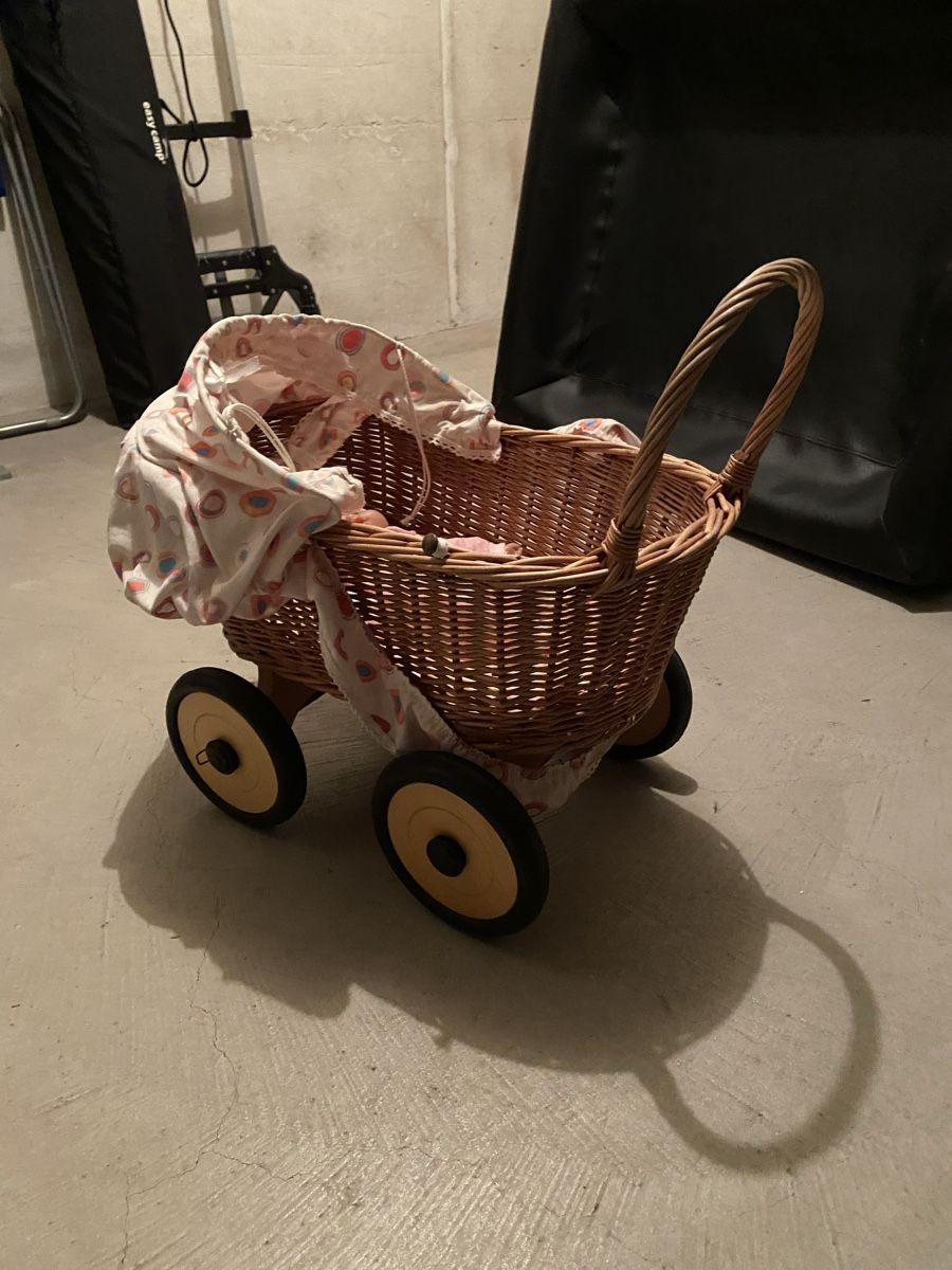 Nostalgie pur: Antiker Puppenwagen aus Korb mit Zubehr! (Gebraucht) in  Zrich fr CHF 45  nur Abholung auf Ricardo kaufen