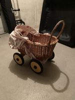 Nostalgie pur: Antiker Puppenwagen aus Korb mit Zubehör!