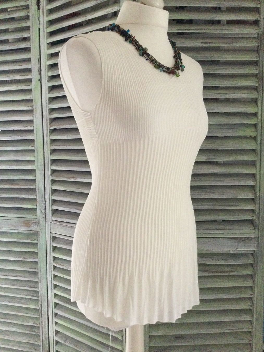 Top: Top blanc asymétrique, taille M, NEUF – Nuovo e nell'imballaggio originale da Agiez venduto da chouchanelle 2
