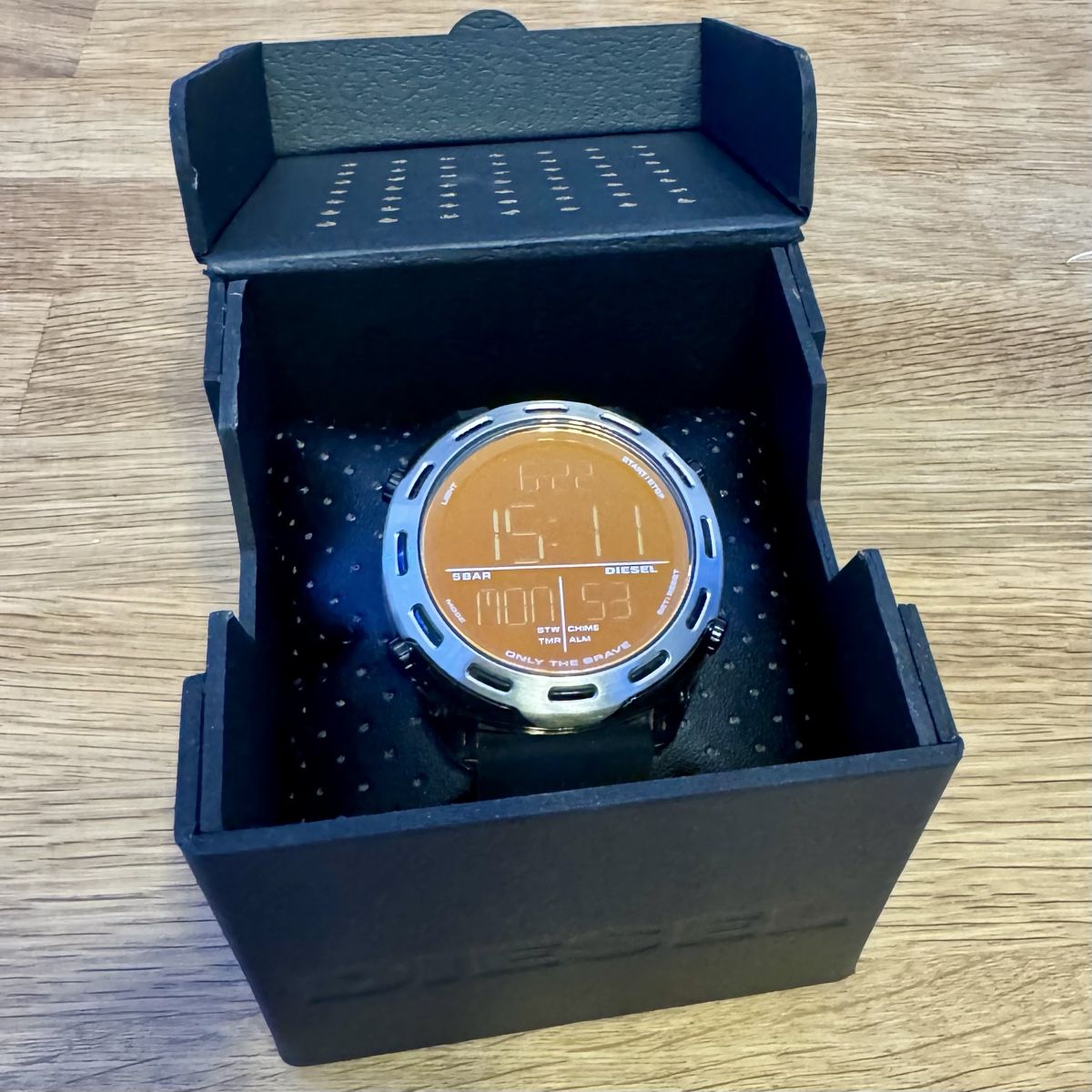 Diesel Orologi: Diesel Digitaluhr Crusher – Nuovo e nell'imballaggio originale da Löhningen venduto da Jeremy_Schlatter