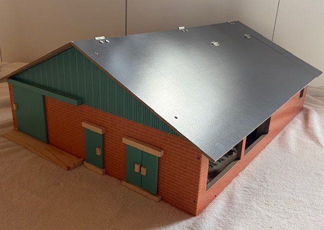 Giocattoli: Kuhstall aus Holz mit Liegeboxen – Usato da Wislikofen venduto da Lioke