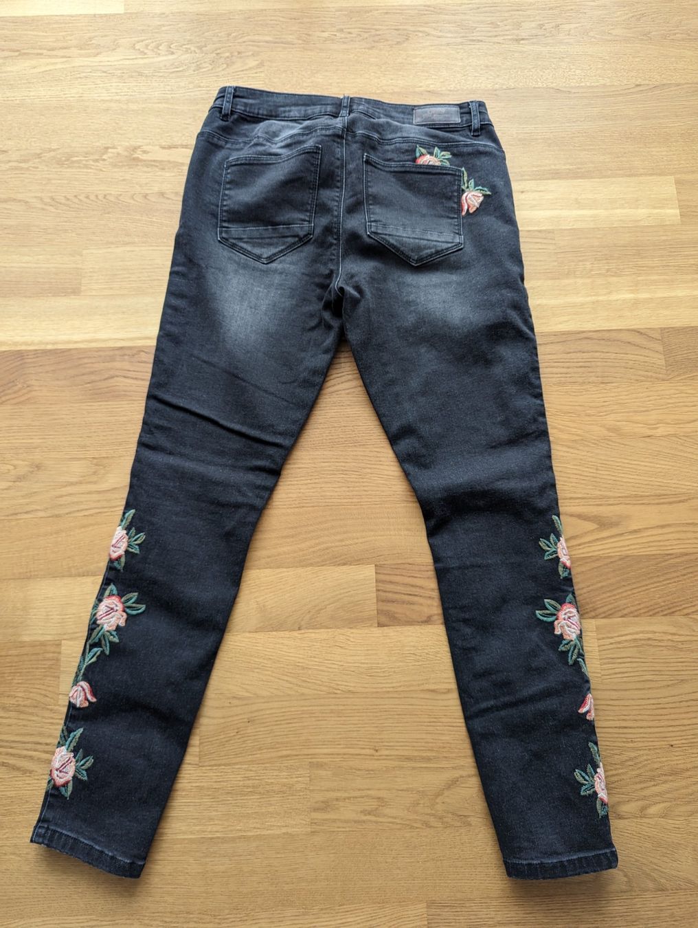 Only Jeans: neue Hose mit Blumenstickerei – Nuovo (secondo la descrizione) da Beckenried venduto da ang_j9fs 1
