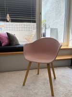 Moderner Stuhl in Rosa mit Holzbeinen  sehr guter Zustand