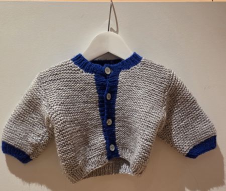Handgestrickte Baby-Strickjacke in Grau mit Knöpfen Gr.60-68