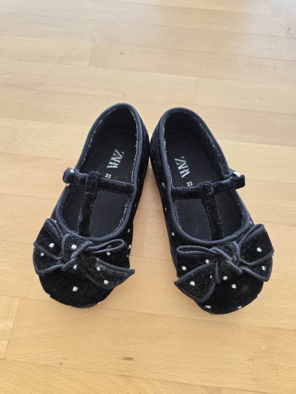 Zara Chaussures filles: Schwarze Samtschuhe Gr.23 – D'occasion à Seedorf UR par Kali_fornia 1