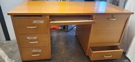 Schreibtisch, massiv aus Holz