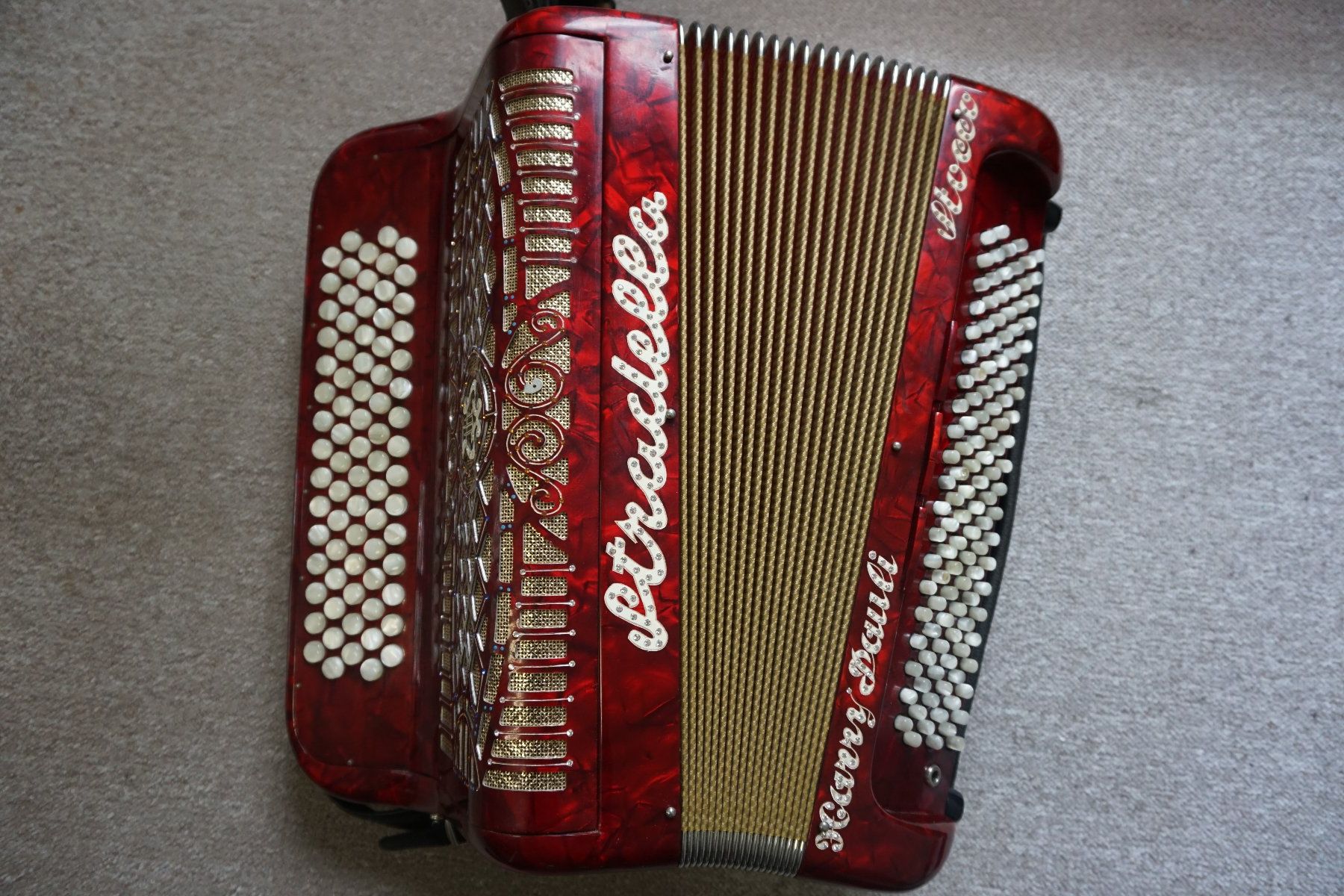 Musikinstrumente: Akkordeon "Stradella" rot mit Koffer, chromatisch – Gebraucht aus Winden von EmilNeu