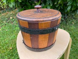 schöner alter Behälter mit Deckel aus Holz