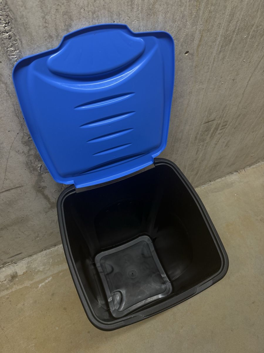 Cestini per rifiuti: Black Rubbish Bin with Blue Lid - Perfect for Spring! – Usato da Zürich venduto da wil_2sm9 3