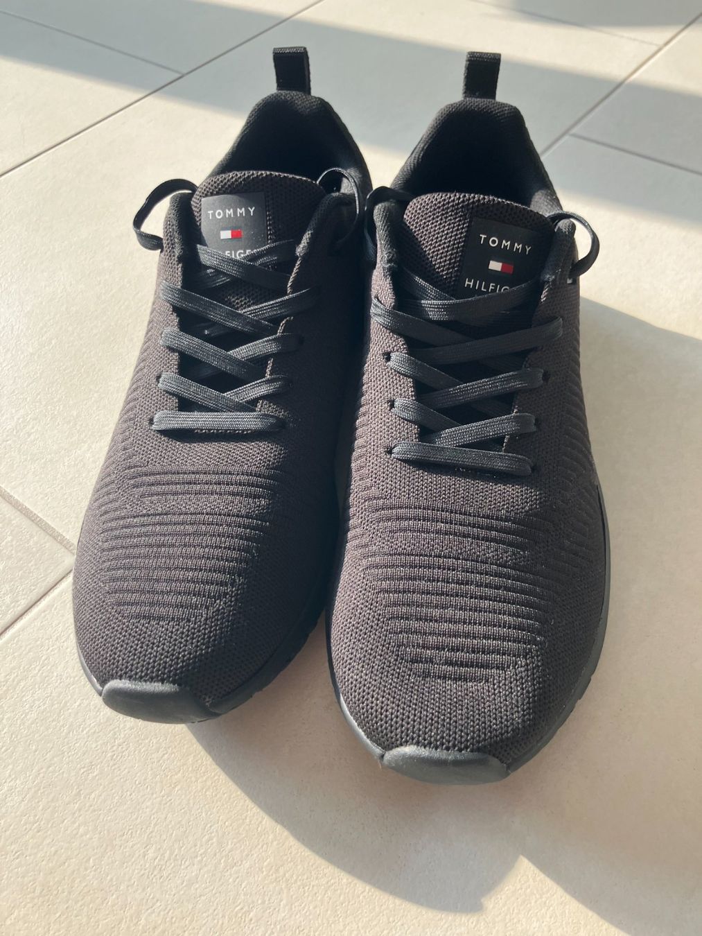 Tommy Hilfiger Scarpe da uomo: Schwarze Tommy Hilfiger Sneaker EUR 45 – Nuovo (secondo la descrizione) da Haag (Rheintal) venduto da lemsam