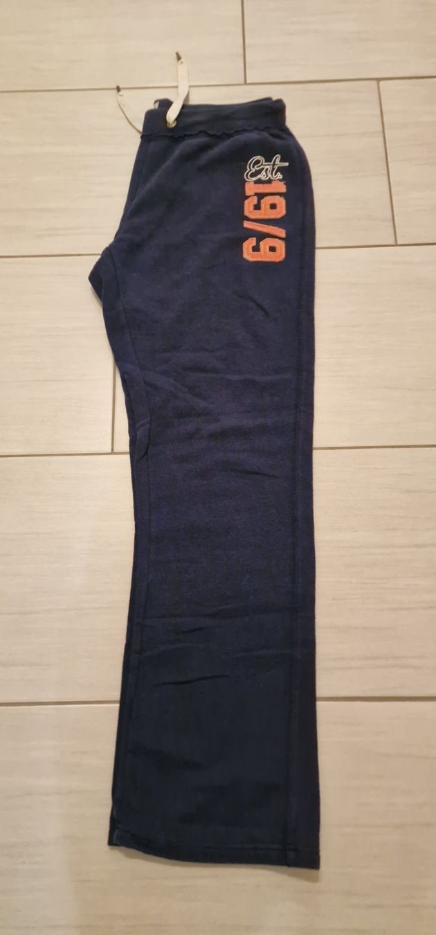Lotti di vestiti: Trainerhose und Jacken – Usato da Oftringen venduto da bin_2wk8 2