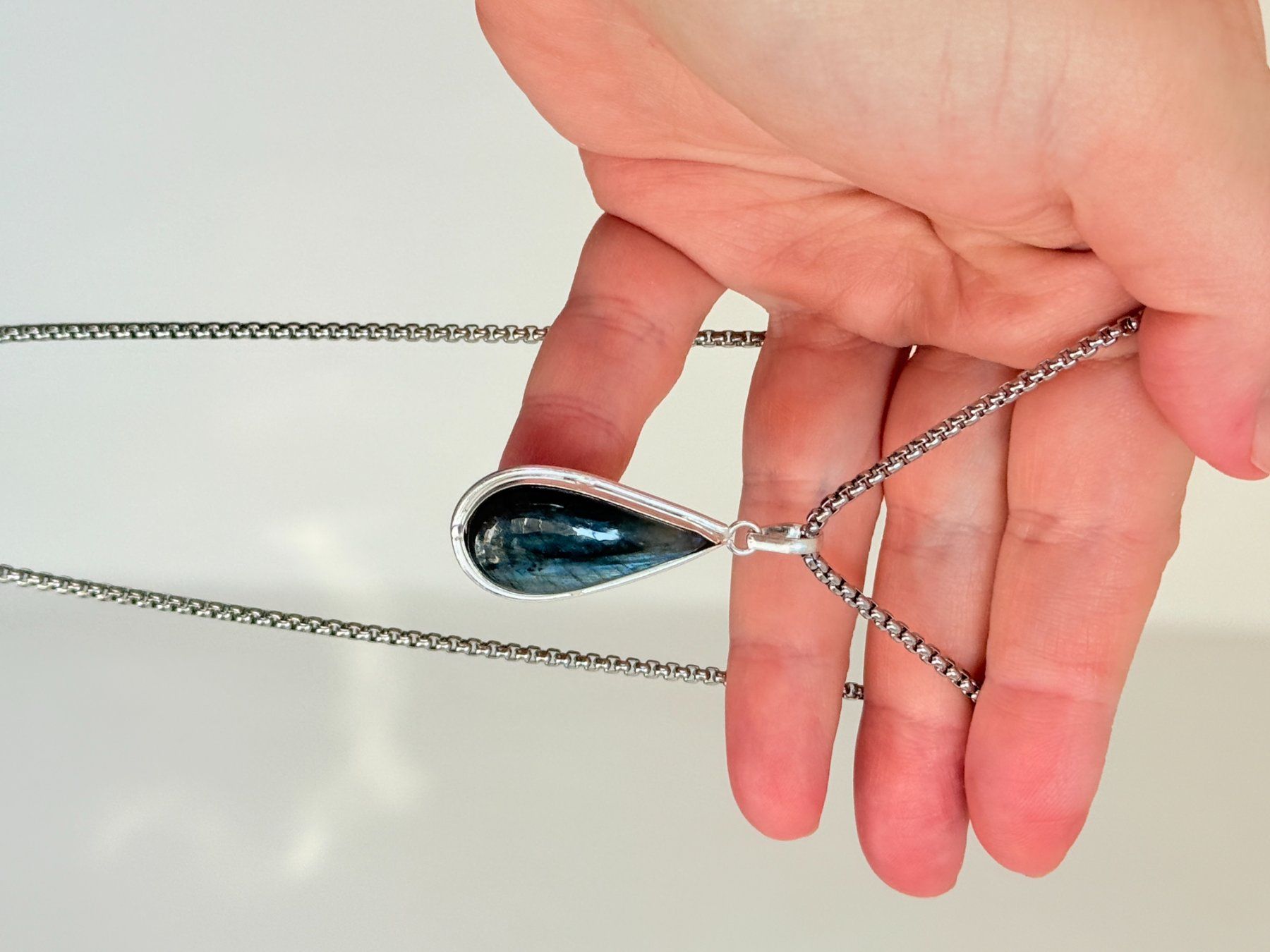 Ketten: Pendentif Larme Labradorite Bleue  - Élégant – Neu und originalverpackt aus Genève von AGBERG 2