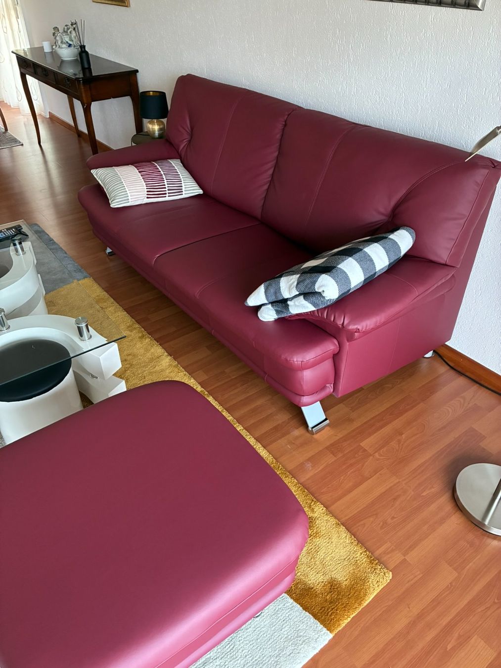 Divani: 2er Sofa Bordeaux Leder-Mix mit Hocker – Nuovo (secondo la descrizione) da Schönenberg TG venduto da ATaubsi 1