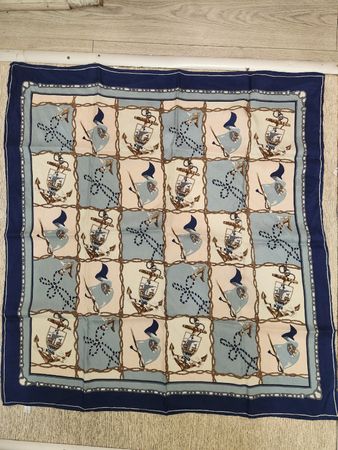 Foulard soie motifs ancres marin bleu et crème