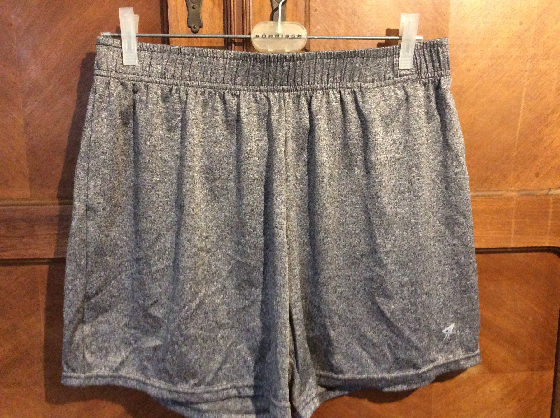Pantaloni: Kurze Turnhose Grau WorkOut Gr. 160 – Usato da Winterthur venduto da Kristiinag