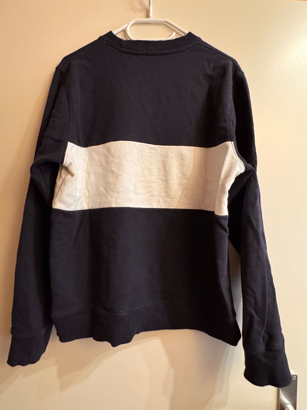 Brandy Melville Pullover & Sweatshirts: Sweatshirt Brandy Melville bleu marine – Gebraucht aus Genève von Lucie.hwrth 2