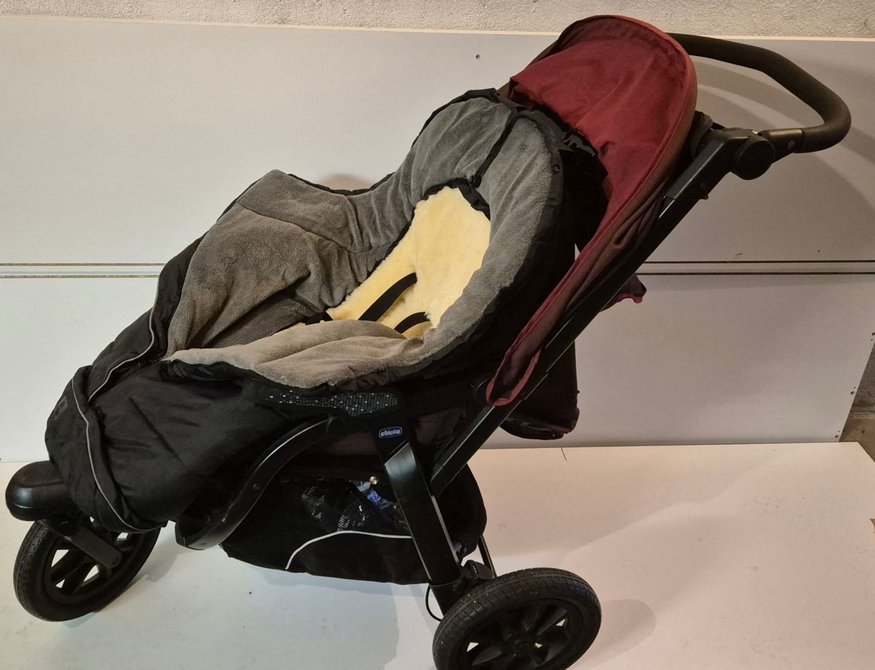 Chicco Carrozzine: Chicco Trio Activ3 poussette 3-en-1 + accessoires – Usato da Prilly venduto da Ledanaki
