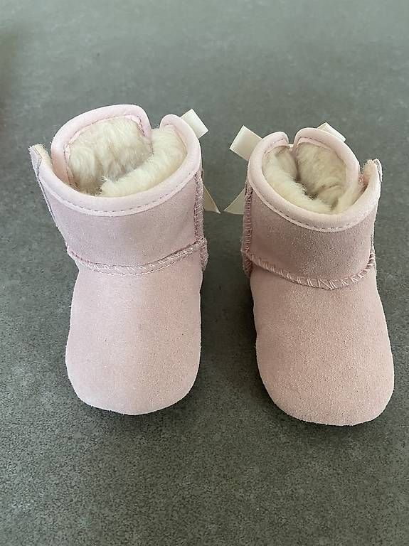Scarpe per ragazzi: Chaussures UGG neuves  – Usato da St-Sulpice VD venduto da bor_wtr2
