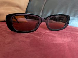 Lunettes de soleil noir avec verres brun foncé 