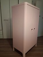 Kleiderschrank Kinderzimmer rosa mit zwei Einlagen.
