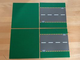 4 Grundplatten 32x32, von Lego, 2 x mit Strassenaufdruck