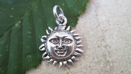 Wundervoller Ketten Anhänger Sonne mit freundlichem Gesicht