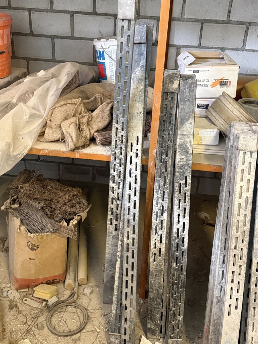 Tutti gli attrezzi: Säulenzwingen / Schalungshilfe – Usato da Churwalden venduto da Brube1 1