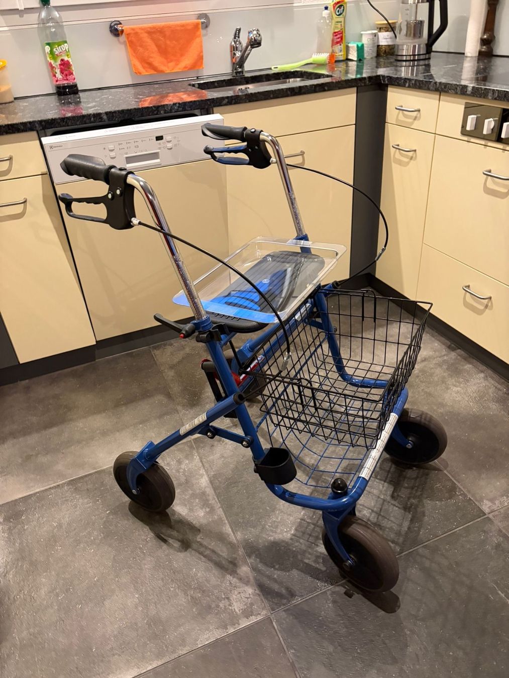 Aides à la marche: Rollator – Neuf (Voir description) à Lungern par Scastis