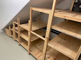 Regal aus Holz auf Rädern für unter die Treppe