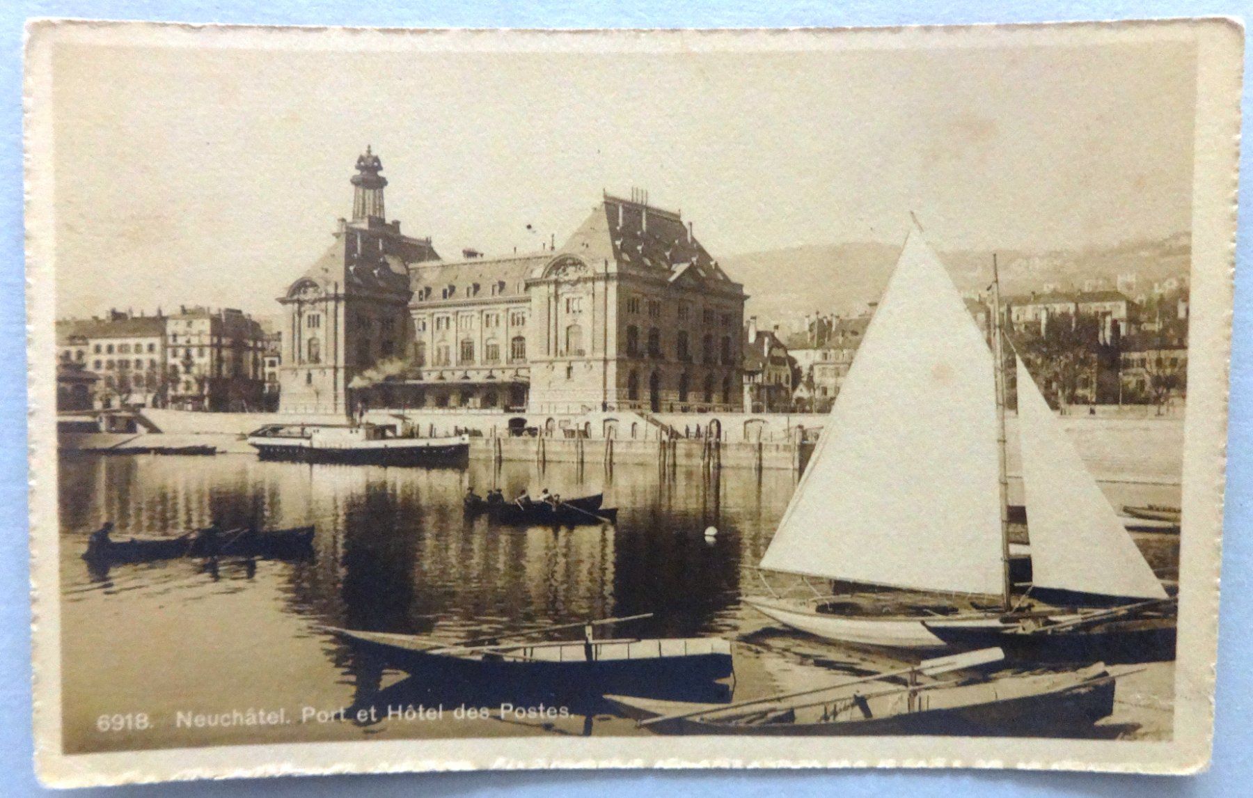 Cartoline postali: Neuchâtel, Port et Hôtel des Postes – Difettoso da Fétigny venduto da Billy2miny