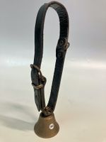 Kleine alte Glocke mit Riemen