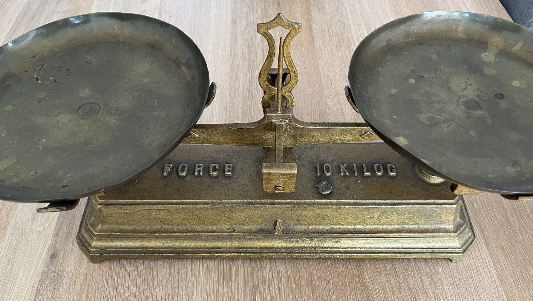 Waagen und Gewichte: Antike Balkenwaage Force 10 Kilogramm – Gebraucht aus Dornach von Deco89