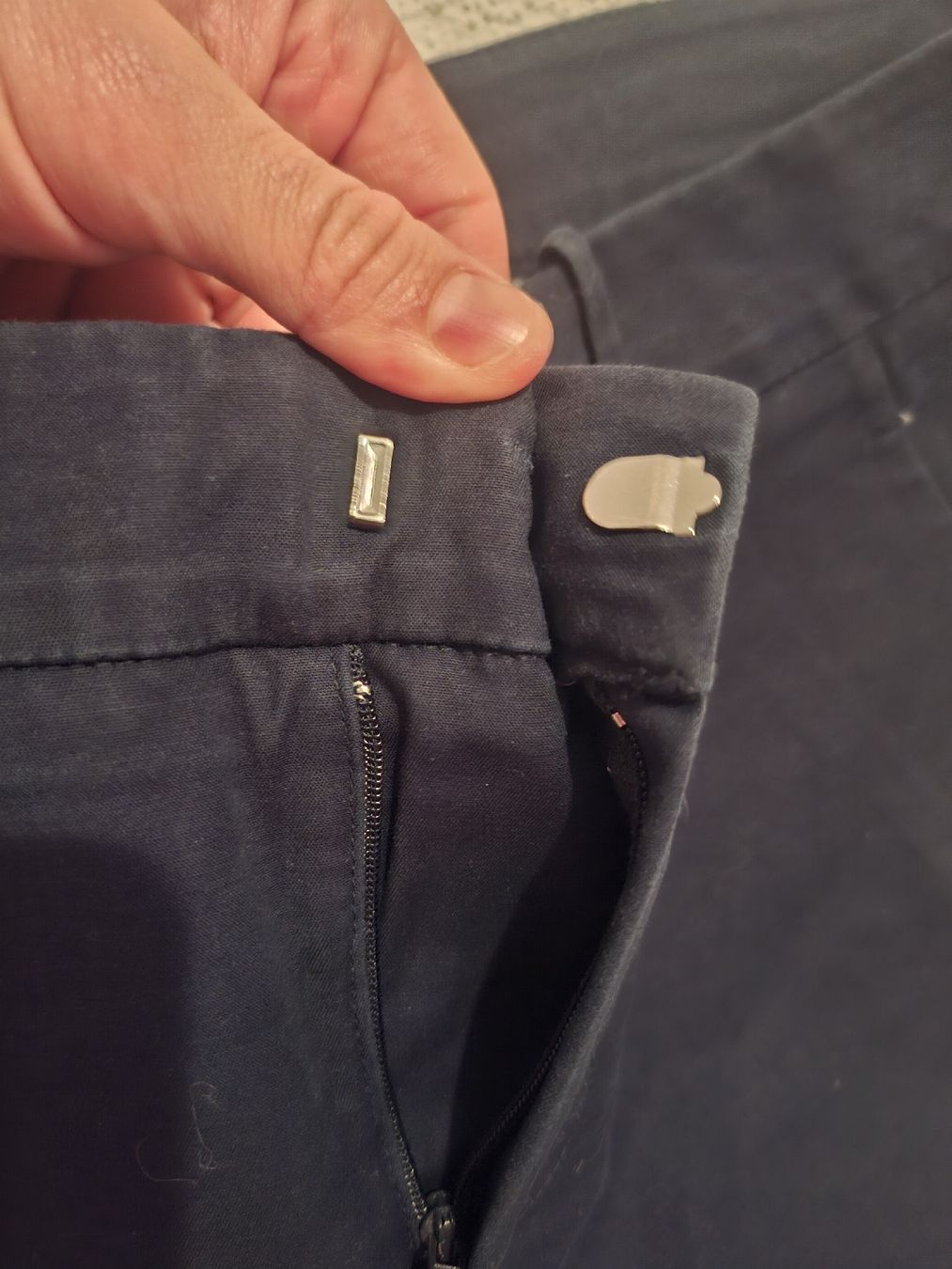 Pantaloni: Mango Bundfaltenhose, Gr. 42, Dunkelblau – Usato da Lengwil venduto da Gastman45 3