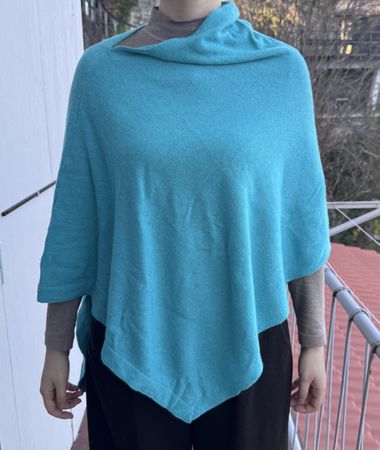 Poncho azzurro in lana merino