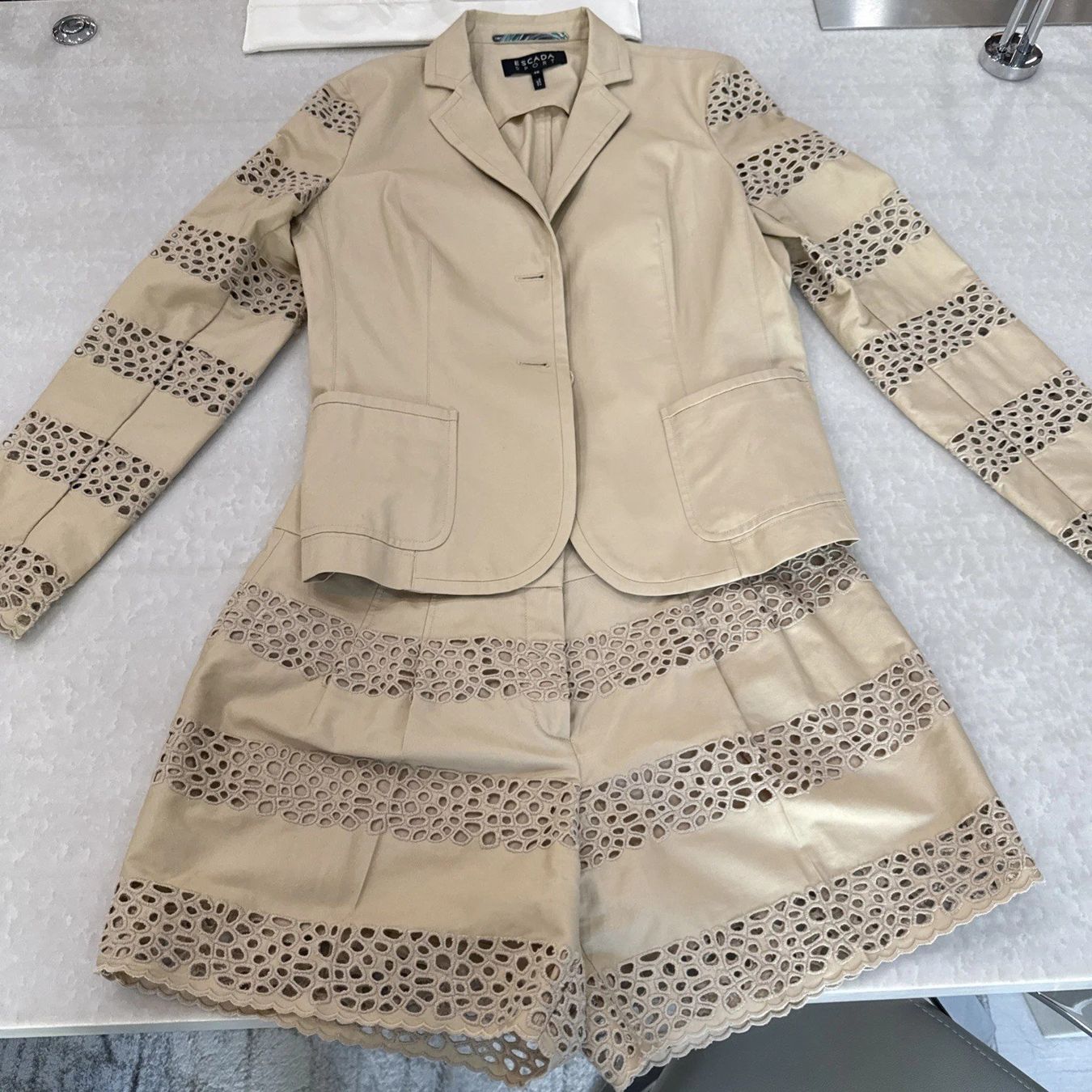 Costumi: Escada Sommer Set, Gr. 36, Beige, mit Lochmuster - Top Zu... – Usato da Obergösgen venduto da crystalfox