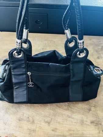 Handtasche schwarz mit Logo Design gebrauchter Zustand