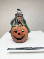 Deko-Figur Hexe auf Kürbis Halloween Keramik guter Zustand