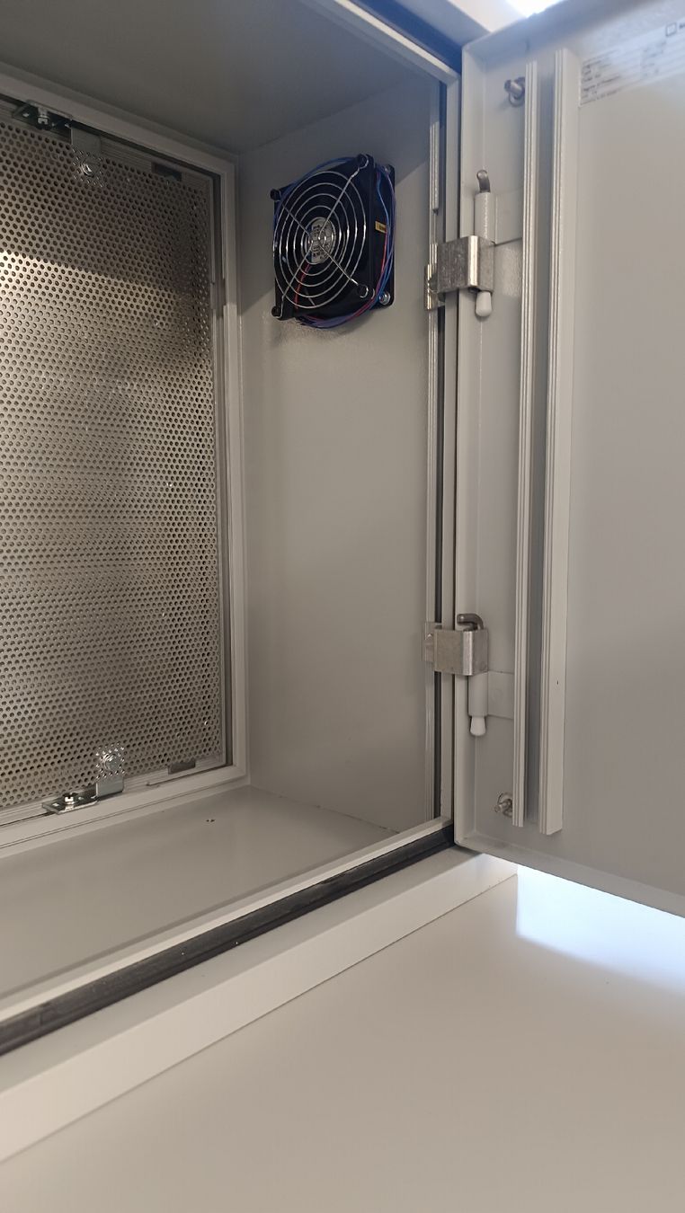 Alimentazione elettrica: Robuster Schaltschrank mit Lüfter – Usato da Emmenbrücke venduto da philipp182 2