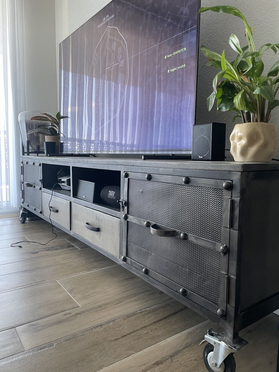 Mobili TV: Industrial TV-Möbel mit Rollen, Mango Holz – Usato da Birrwil venduto da Borro 1