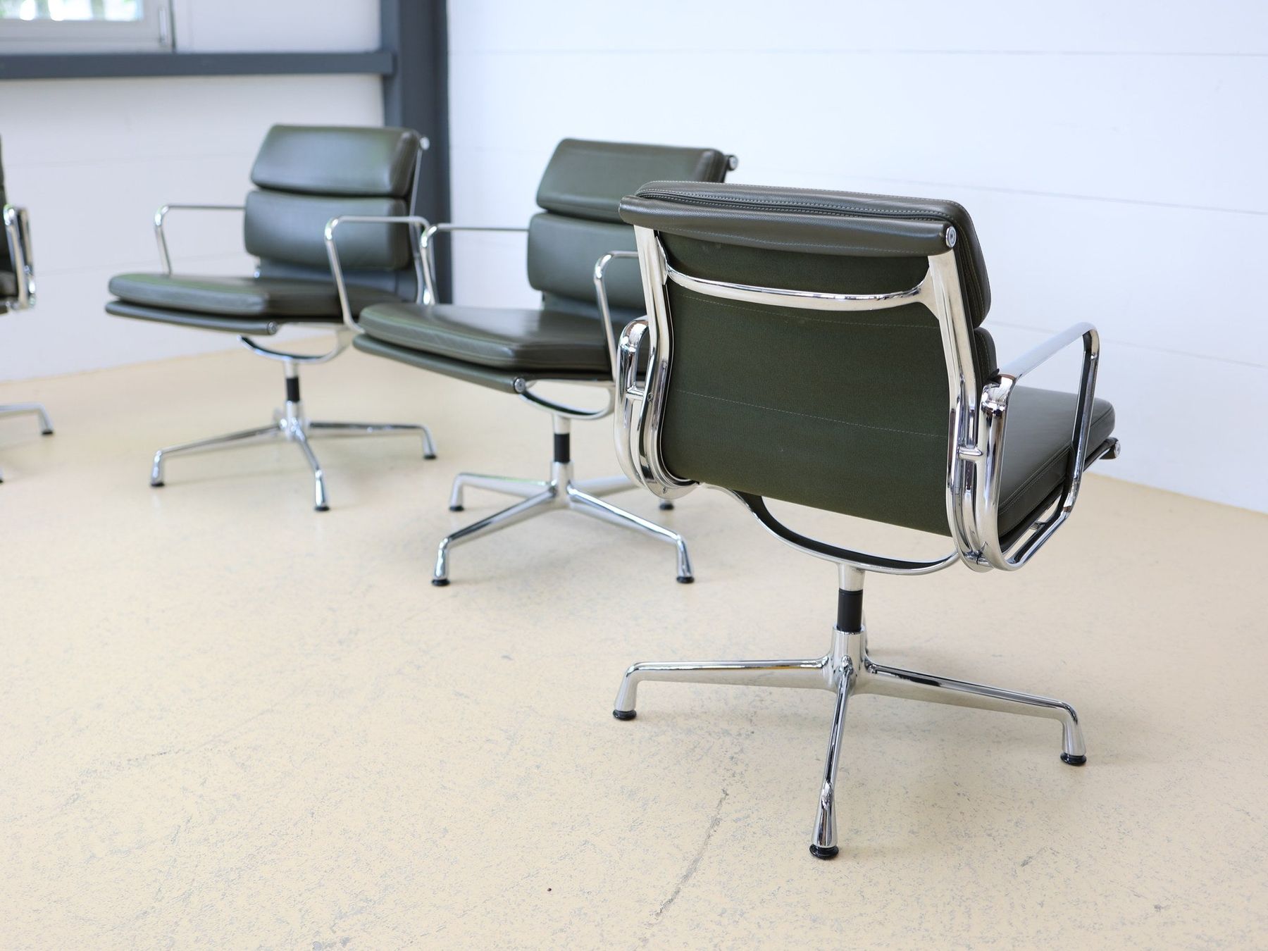 Vitra Stühle: Vitra Eames EA 208 Softpad Bürostühle | Olive Leder – Gebraucht aus Meinisberg von atelier_TILIJA 3