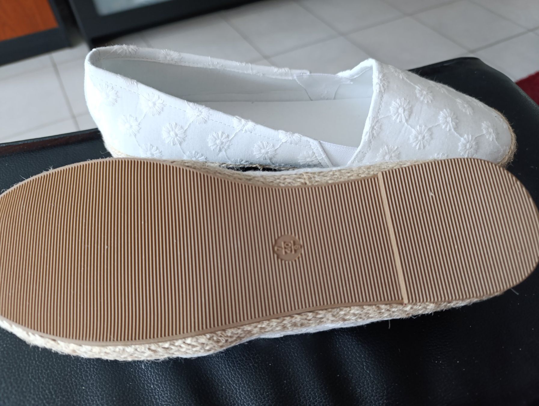 Scarpe da donna: Chaussures en tissu blanc – Nuovo e nell'imballaggio originale da St-Cergue venduto da Neviana 1