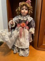 Porzellandoll im Kleid mit Regenschirm Zustand gut