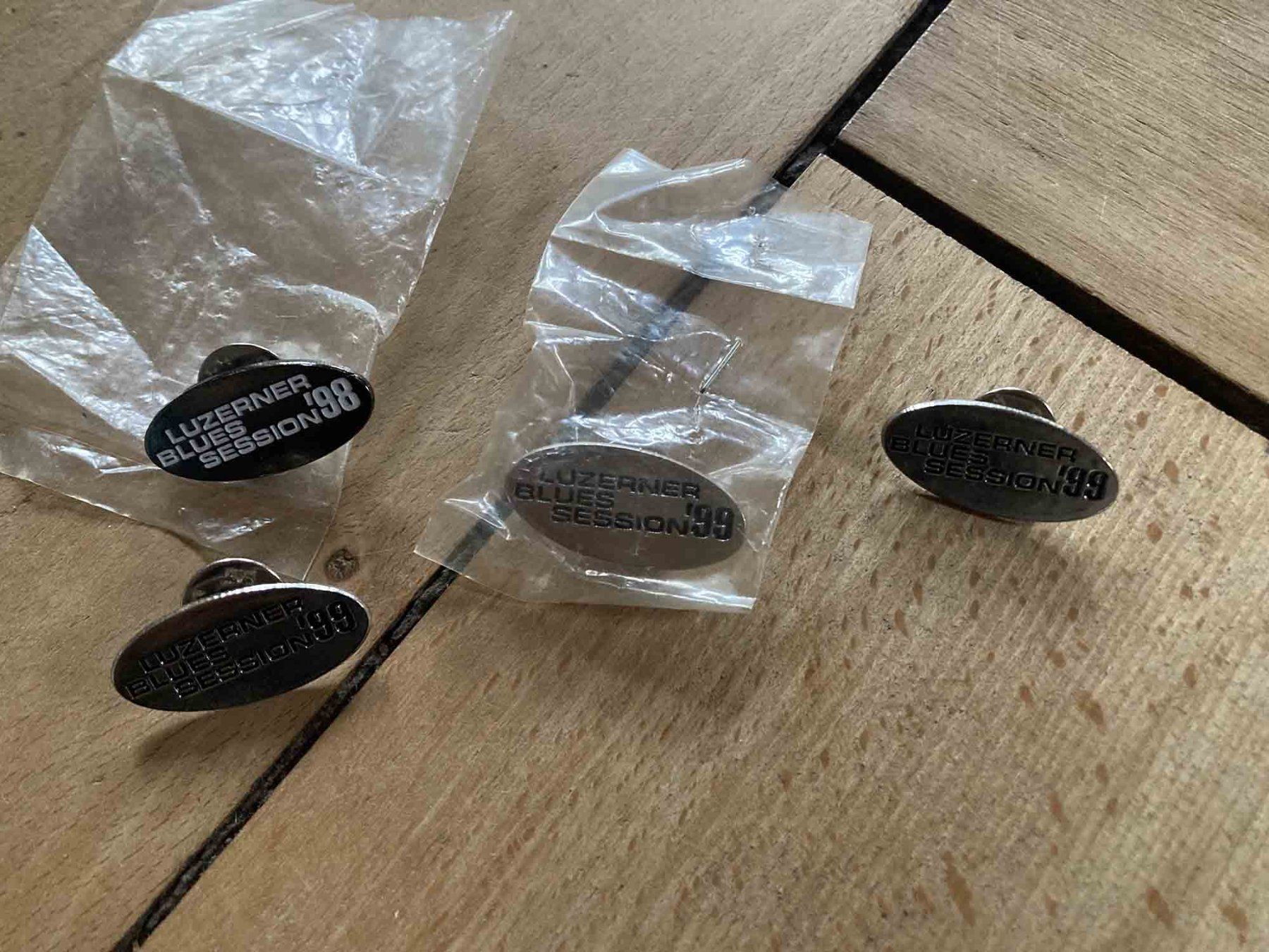 Plaketten & Abzeichen: 4 Pins Luzerner Blues Session 1x 1998, 3x 1999 – Gebraucht aus Luzern von Needful_Things