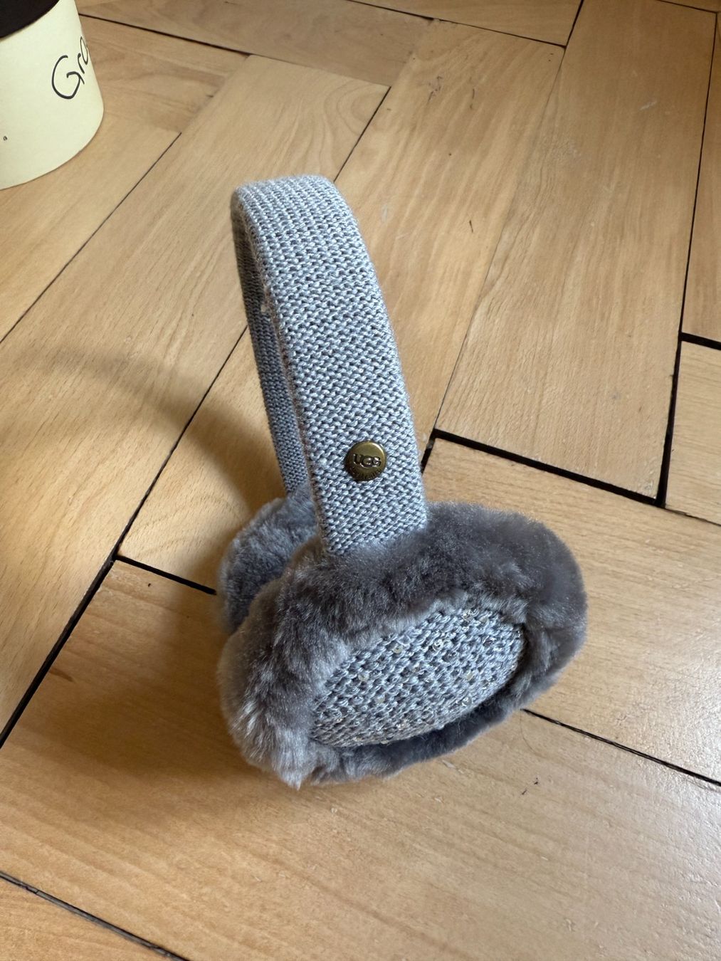 Ugg Hüte, Mützen & Caps: UGG - Ohrenwärmer grau – Gebraucht aus Zürich von Diazaio 1