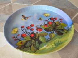 Sommerliches Tablett mit Erdbeeren und Schmetterlingen