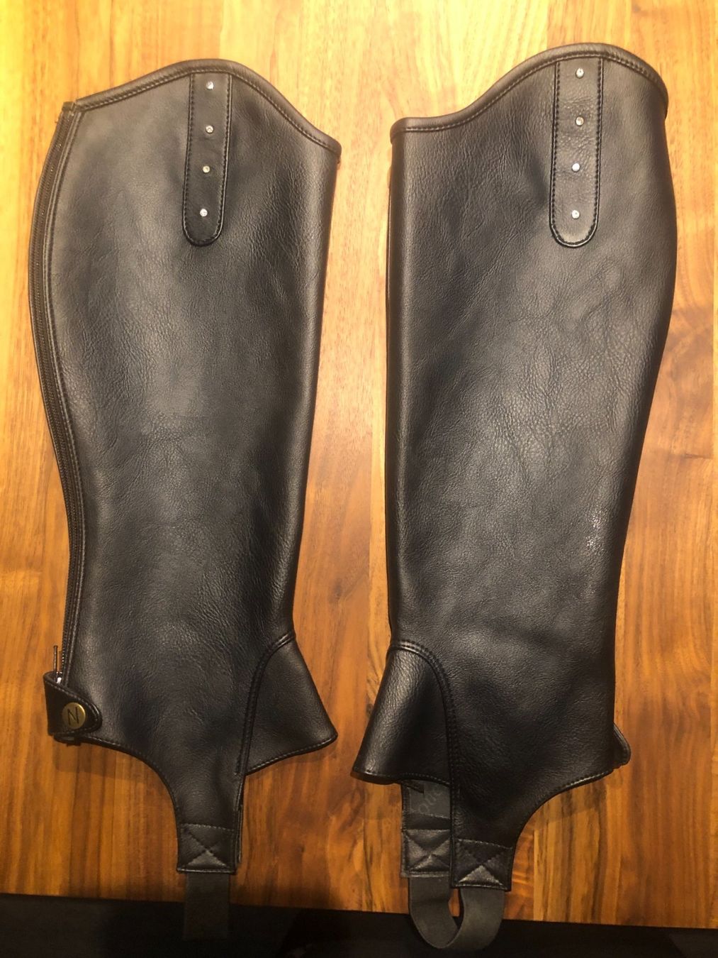 Norton Stinchiere & Fasciature: Neue Chaps mit Strass-Steinchen Gr. L – Nuovo e nell'imballaggio originale da Wahlendorf venduto da Tendi 1