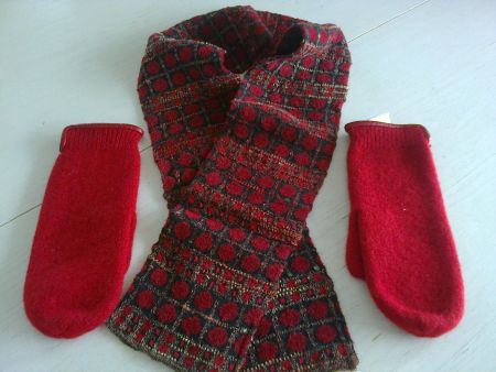 Schal und Handschuhe aus echter Wolle