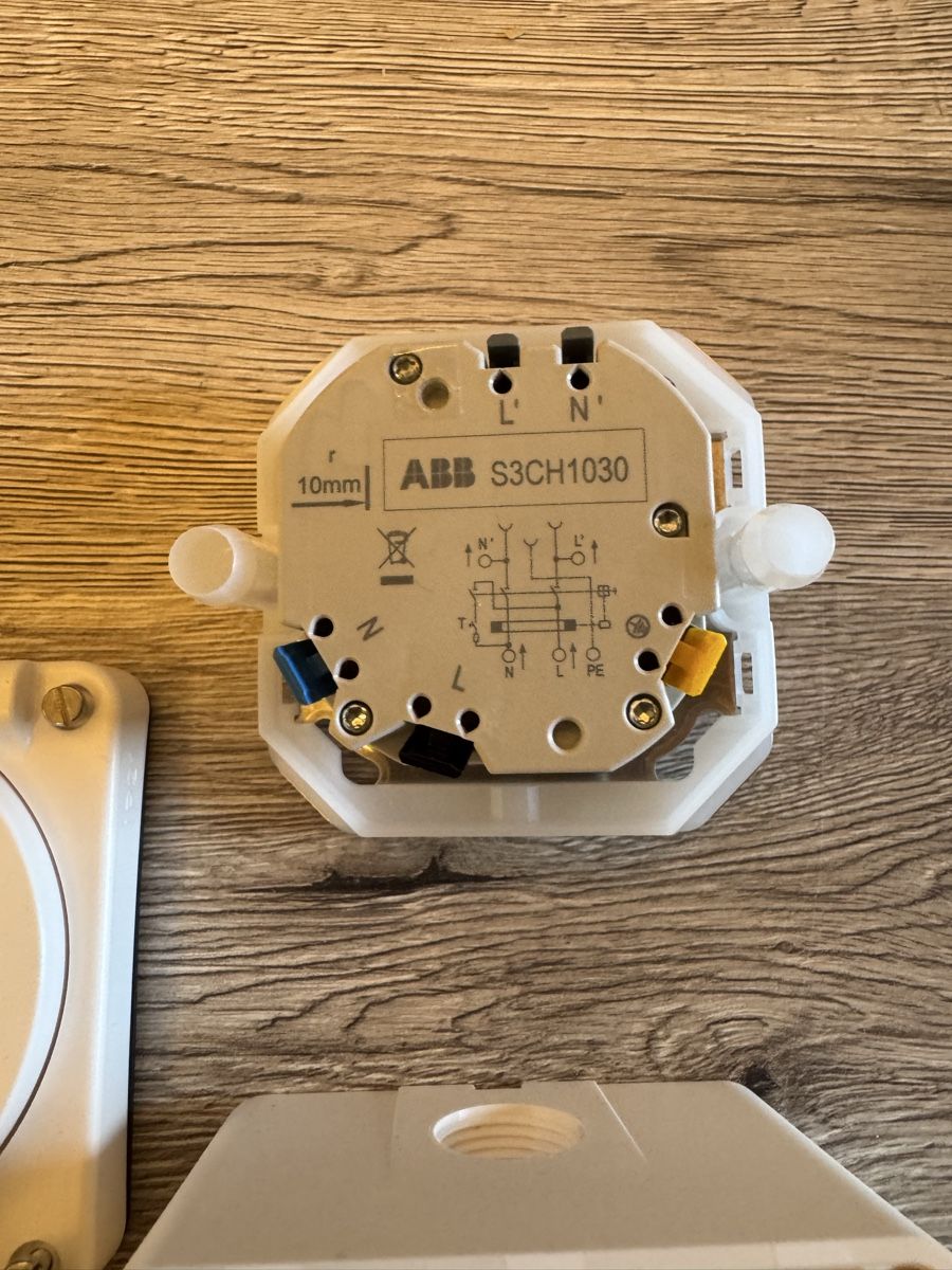 ABB Fiches d'alim.: Fi steckdose Nup neu – Neuf (Voir description) à Zürich par papaplatte 2