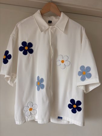 Summer white shirt with floral appliques 